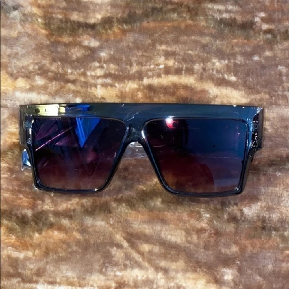 OVERSIZED SUNGLASSES